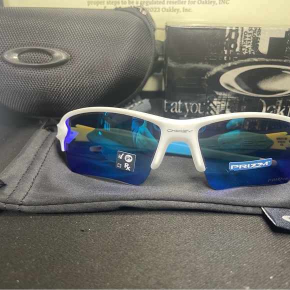 Oakley Flak 2.0 Sunglasses with accessories - Picture 9 of 16